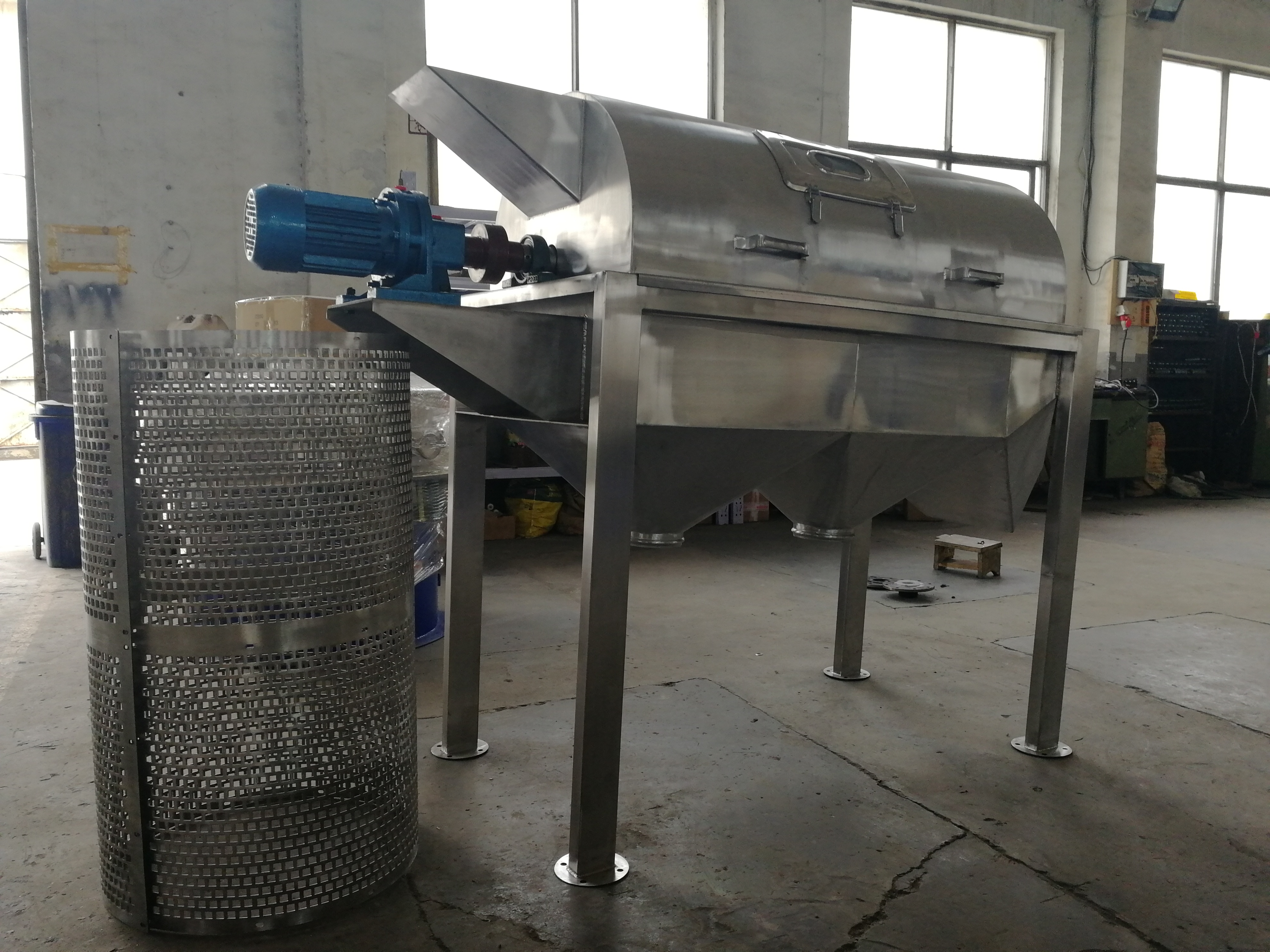 滾筒篩沙機篩選設(shè)備銹蝕應(yīng)該怎么辦?(滾筒篩沙機 全自動篩沙一體機)