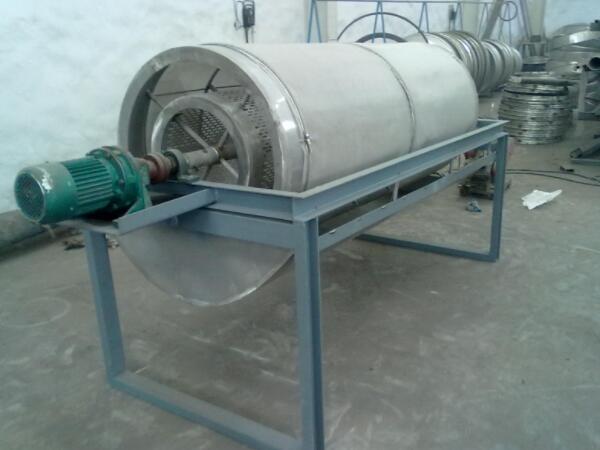 小型滾筒篩投料的時(shí)候要注意哪些問(wèn)題？